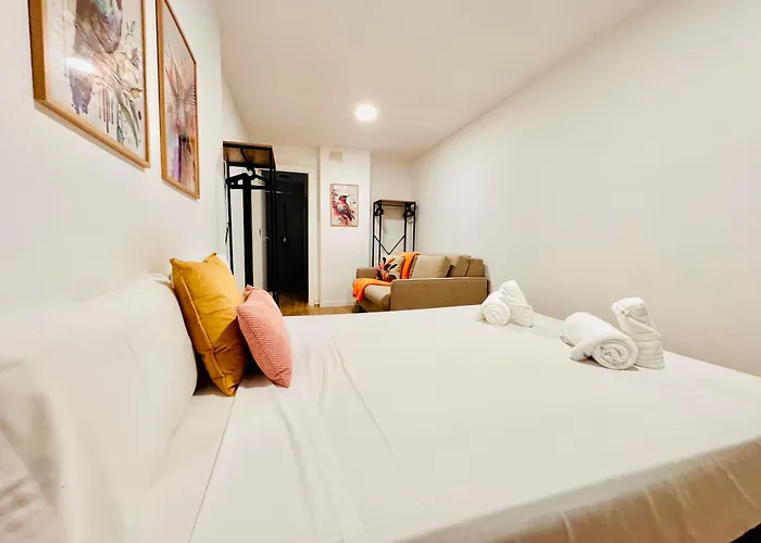 Ori B & Spacious Flat Close To The Center Valenza