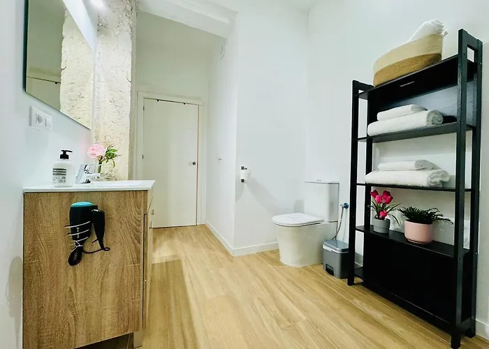 Ori B & Spacious Flat Close To The Center *